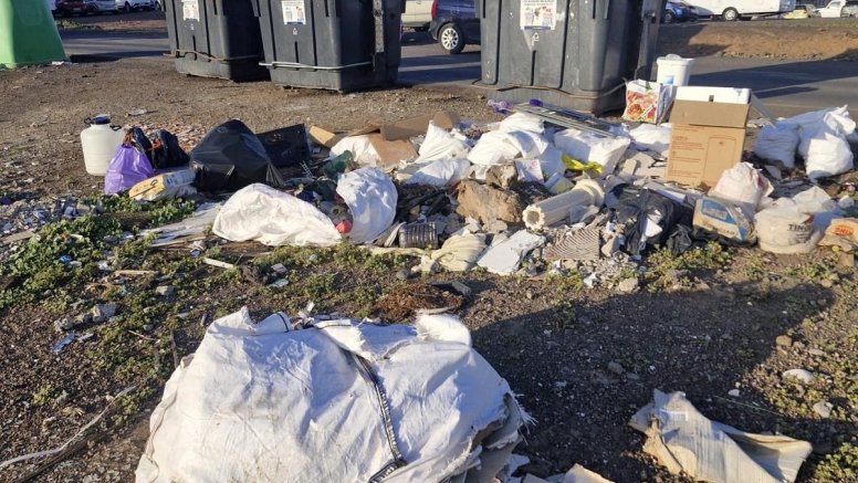 Basura en uno de los barrios de Arrecife