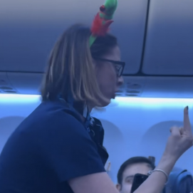 Imagen de la azafata reprochando el comportamiento de los racistas durante el vuelo. Foto: @zaypip