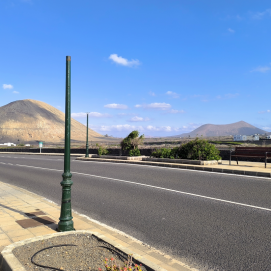 Imagen de una de las farolas rotas en Tinajo
