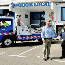 Yonathan de León junto a la nueva grúa de la Policía Local de Arrecife. 