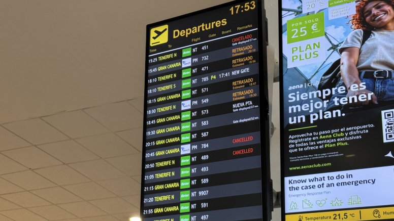 Pantalla con vuelos retrasados y cancelados.