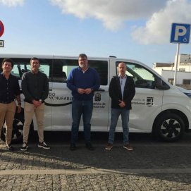 Miembros de la Corporación local junto al nuevo vehículo híbrido enchufable 