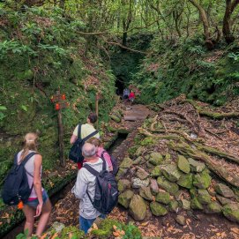 Turistas pasean junto a la levada  do Caldeirão Verde. Ecotasa.
