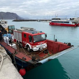 Momento del traslado del camión de bomberos a La Graciosa