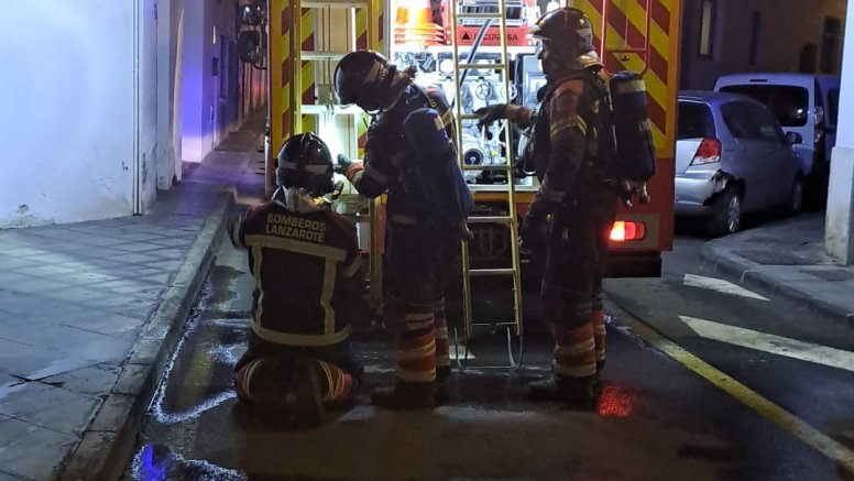 Los bomberos sofocan el incendio de una casa abandonada en Arrecife