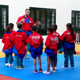 Niños practicando lucha canaria