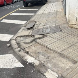 Estado de la acera en la calle La Carmen. 
