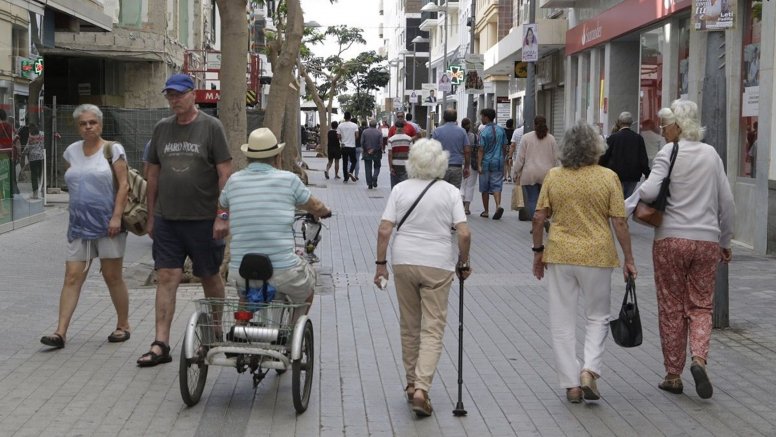 Ciudadanos paseando por el centro de arrecife. Pensionistas. Inversión Pública.