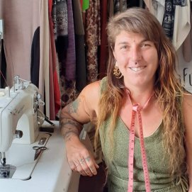 La diseñadora Meritxell González en su estudio de Guatiza.