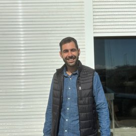 Luis Ramón Amorós a las puertas de su nuevo local frente a la Escuela de Pesca. Restaurante.