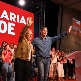 Ángel Víctor Torres junto a Pedro Sánchez