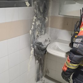 Incendio en una papelera en la Biblioteca