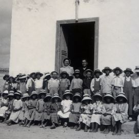 Niños y niñas de La Graciosa junto a sus maestras en la escuela de Caleta del Sebo, década de 1950. @Jan Blaauboer, Cabildo de La Palma