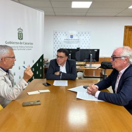  Reunión con el presidente de la Asociación Canarias, 1.500 km de costa