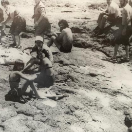 Familia en el entorno de Timanfaya. Foto: Juan José Pacheco