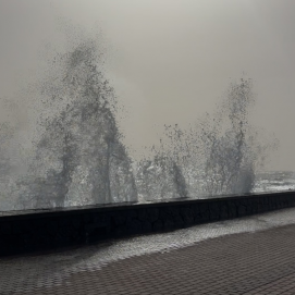Oleaje junto al paseo del Parque Temático de Arrecife, Lanzarote