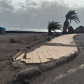 Estado de la acera junto al acceso a Los Ancones