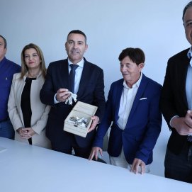 Firma para la compra de las 42 viviendas de Playa Blanca en enero de 2025. 