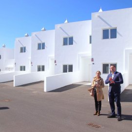 El alcalde de Yaiza, Óscar Noda, y la concejala del Distrito de Montaña Roja, Beatriz Vázquez.