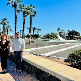 El alcalde de Arrecife y la concejala de Turismo, Comercio y Deportes, junto al Parque Temático
