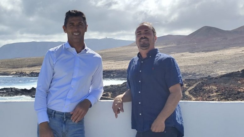 Pablo Peón y Alejandro Santana en Caleta de Caballo, Lanzarote. Agua. Inteligencia Artificial.