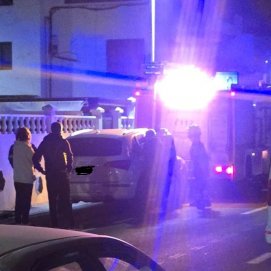 Los bomberos rescatan a un bebé encerrado en un coche 