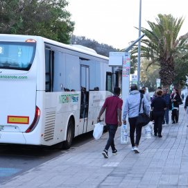 Personas subiéndose a una guagua en Arrecife. Transporte. Foto: La Voz de Lanzarote.