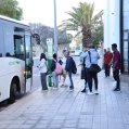 Personas subiéndose a una guagua en Arrecife. Transporte. Foto: La Voz de Lanzarote.