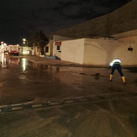 Limpieza de un tramo de la Avenida de Naos por la acumulación de aguas fecales.