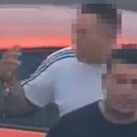 A la derecha, con una camisa negra, el acusado de agredir al italiano Salvatore Sinagra.