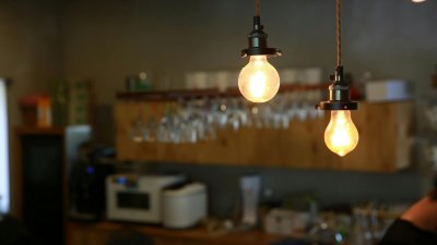 Cocina con bombillas encendidas