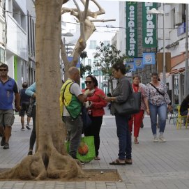 Ciudadanos en el centro de Arrecife. Pobreza.