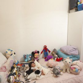 Una cama de una menor afectada por el posible desalojo de su casa en San Francisco Javier. Foto: Juan Mateos.