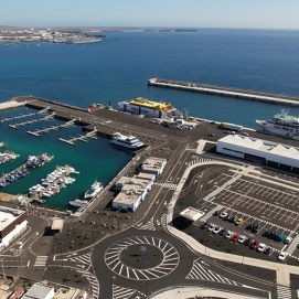 Vista aérea del puerto de Playa Blanca, Yaiza