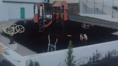 Estado de uno de los parques infantiles de Tías