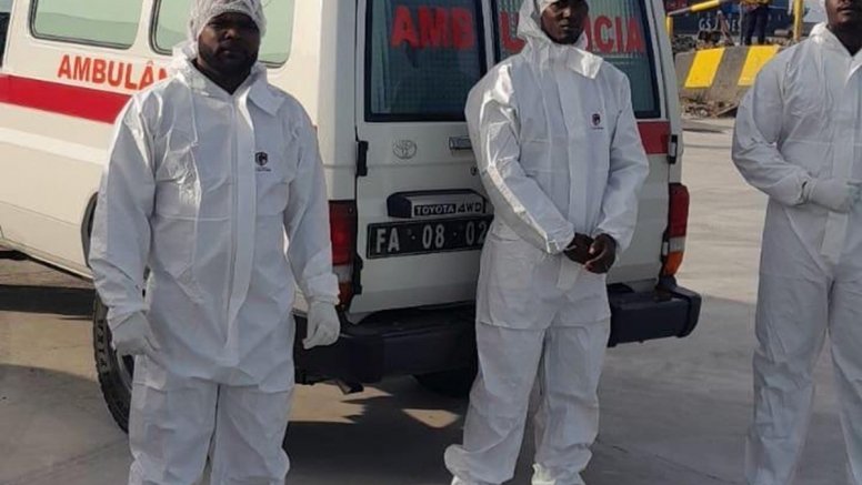 Personal sanitario durante la evacuación de enfermos de hantavirus. Foto: OMS