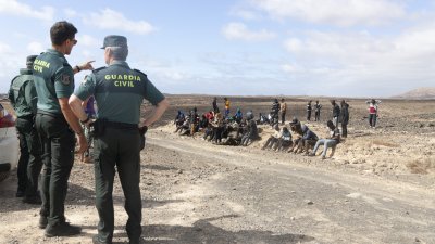 Una embarcación llega por sus propios medios a Los Cocoteros. Fotos: Juan Mateos.