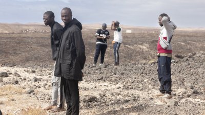 Una embarcación llega por sus propios medios a Los Cocoteros. Fotos: Juan Mateos.