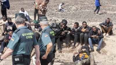 Una embarcación llega por sus propios medios a Los Cocoteros. Fotos: Juan Mateos.