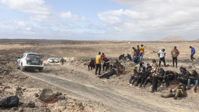  Una embarcación llega por sus propios medios a Los Cocoteros. Fotos: Juan Mateos.