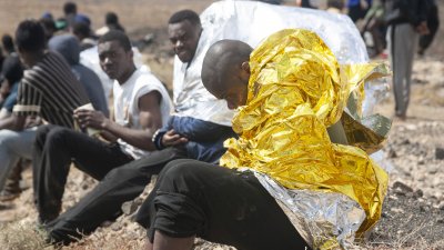 Una embarcación llega por sus propios medios a Los Cocoteros. Fotos: Juan Mateos.