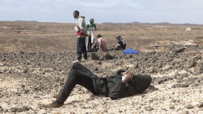 Una embarcación llega por sus propios medios a Los Cocoteros. Fotos: Juan Mateos.