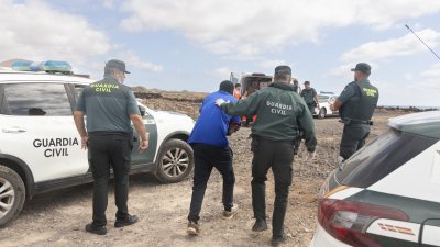Una embarcación llega por sus propios medios a Los Cocoteros. Fotos: Juan Mateos.