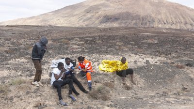 Una embarcación llega por sus propios medios a Los Cocoteros. Fotos: Juan Mateos.