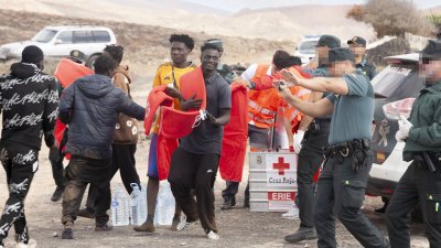Una embarcación llega por sus propios medios a Los Cocoteros. Fotos: Juan Mateos.