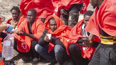 Una embarcación llega por sus propios medios a Los Cocoteros. Fotos: Juan Mateos.