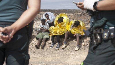 Una embarcación llega por sus propios medios a Los Cocoteros. Fotos: Juan Mateos.