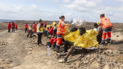 Una embarcación llega por sus propios medios a Los Cocoteros. Fotos: Juan Mateos.