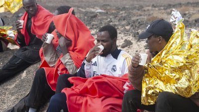 Una embarcación llega por sus propios medios a Los Cocoteros. Fotos: Juan Mateos.