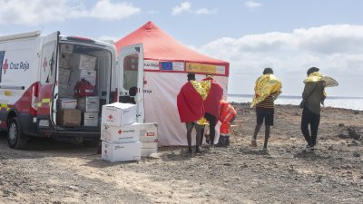 Una embarcación llega por sus propios medios a Los Cocoteros. Fotos: Juan Mateos.